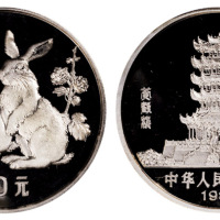 1987年丁卯兔年生肖纪念银币一枚，精制，面值10元，重量15克，成色90%，附原盒及证书