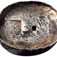 清代四川“宣统元年盐课”十两圆锭一枚，重量：335.7克，正面打验银一处，保存完好