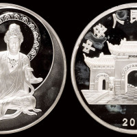 2003年观音纪念银币一枚，精制，面值300元，成色99.9%，直径100毫米，重量1000克，发行量3800枚，附原盒及002774号证书