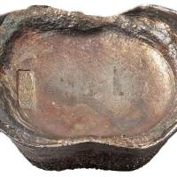清代山东“万宝来”五十两银锭一枚，重量：1834.6克，开炉吉语锭，造型优美，五彩原光，铭文寓意吉祥，品相极为难得，属山东五十两大宝精品