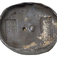 清代四川“嘉定府 嘉定府”双戳十两圆锭一枚，重量：358.7克，包浆厚重，极美品