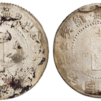 1935年中华苏维埃共和国五年制壹圆银币一枚，直径：39毫米，L&M893A，系中华苏维埃中央政府于陕西子长县瓦窑堡铸行，是苏区统一发行纸币之前的最后一版银币，行用时间极短，存世甚少，极美品