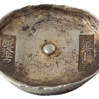 清代四川“厘金局 厘金局”双戳十两圆锭一枚，重量：351.1克，戳记清晰，原包浆，品相颇佳
