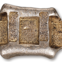 云南“周宝铨号 汇号纹银”五两牌坊锭一枚，双梁“官公估佘庆盛看”，重量：163.3克，原包浆，保存极佳