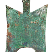 战国时期大型耸肩尖足空首布一枚，高：145毫米，铸造精美，极美品