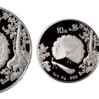 1993年孔雀开屏一盎司金、银币各一枚；五盎司银币一枚（无图）