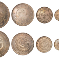 1891年喜敦版广东省造光绪元宝库平七钱二分、三钱六分、一钱四分四厘、七分二厘银币各一枚，类镜面精铸版，原色原光，版底无伤，状态极佳；另三分六厘普通版一枚，原味包浆，品相甚佳，以上五枚全套包浆色彩一致