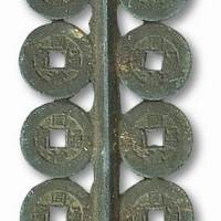 清代宝泉局“同治通宝”小平钱双排四十三枚钱树一棵，高：63厘米，缺首及铜钱一枚，保存较好