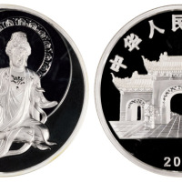 2003年观音纪念银币一枚，精制，面值300元，重量1000克，直径100毫米，成色99.9%，发行量3800枚，比较少见，NGC PF69