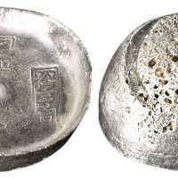 清代四川光绪“二十五年四川盐课 裕亨同 江计商”十两圆锭一枚，另打“荣”字戳，重量：355.5克，此锭为江北计岸盐商所交纳的税金，戳记清晰，保存完好，四川税锭极佳品种