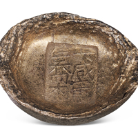 清代陕西光绪“十年 咸宁 乔杰”五两槽锭一枚，重量：152.1克，年份槽锭原本少见，此枚原色原光，状态极致，品相甚为难得