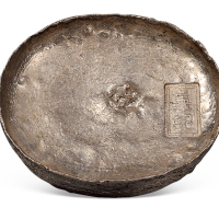 清代四川“义记”十两圆锭一枚，重量：341.1克，银质洁白温润，品相极佳