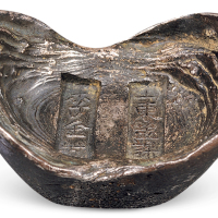 清代山东“山东盐课 李金城”十两银锭一枚，重量：362.6克，造型优美，铭文清晰，品种与品相俱佳