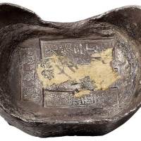 清代湖北“江汉关 光绪三十年 协成号匠王松”五十两银锭一枚，重量1874.9克，戳记完美清晰，宝面残留部分海关封条纸，通体褐色包浆，品相极佳1862年1月1日，经清廷总理事务衙门批准，江汉关正式建立，