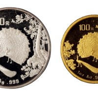 1993年孔雀开屏1盎司金、银币各一枚
