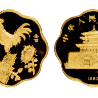 1993年癸酉鸡年生肖纪念梅花形金币一枚，精制，面值100元，重量1/2盎司，成色99.9%，发行量2300枚，附原盒及证书