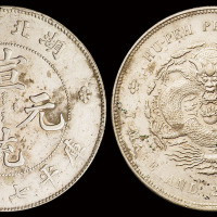 1909年湖北省造宣统元宝库平七钱二分银币一枚，满文中心有点，近未使用至完全未使用品