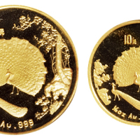 1993年孔雀开屏1/4盎司、1/10盎司普制金币各一枚，成色99.9％，面值分别为25元、10元，铸造发行量分别为10000枚、45000枚，海外装桢发行，均附证书