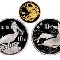 1988年中国珍稀野生动物纪念币第一组全套三枚，其中“金丝猴”金币一枚，“朱鹮”、“白暨豚”银币各一枚，均精制，金币面值100元，重量8克，成色91.6%；发行量30000枚，银币二枚均面值10元，重