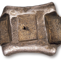 清代云南“周宝铨号 汇号纹银”五两牌坊锭一枚，双梁“官公估佘庆盛看”，重量：196.5克，极美品