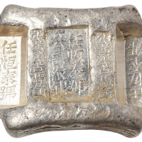 云南“任恒泰号 公议纹银”五两牌坊锭一枚，双梁“公议公估冯看”，重量：198.1克，原光，保存完美