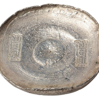 清代四川“宜宾 同兴”双戳十两大钮圆锭一枚，重量：358.8克，银质温润洁白，光泽极佳，完全未使用品相