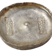 清代四川“荣县 荣县”双戳十两圆锭一枚，重量：330.4克，原色原光，通体无伤，如此完美品相极为难得，收藏级川锭精品