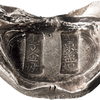 清代“山东盐课 李金城”十两银锭一枚，重量363.9克，盐课锭稀少，底部打有一处验银，保存完整