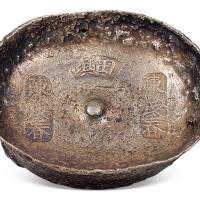 清代云南“田坝 陈茂春”三戳记十两圆锭一枚，重量：328.9克，保存完好