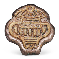 清代八宝银锭一枚，重量：34.7克，最早见有背刻“雍正”二字的此类银锭，应是雍正朝之后历代朝廷于节日庆典之时，赏赐给藏教喇嘛的赏赐银，正面铸有法螺图案，寓意吉祥（参见《中国历代货币大系》89页），保存