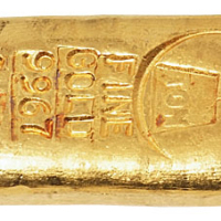 “HAR TON FINE GOLD 9967 1OZ”1盎司长条形金锭一枚，背打编号A01075，重量：31.34克，品相全美