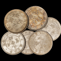 1904年甲辰奉天省造光绪元宝库平一钱四分四厘银币二枚；1907年东三省造光绪元宝库平一钱四分四厘银币四枚，共计六枚，品相均佳，完全未使用品