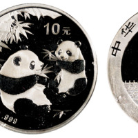 2006年熊猫纪念金银币全套二枚，其中金币面值20元，重量1/20盎司，银币面值10元，重量1盎司，成色均为99.9%，附原盒