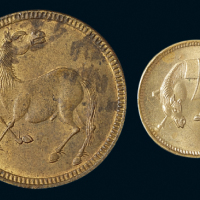 四川马兰钱五文背兰花、十文背蟹兰各一枚，均黄铜质，原铜光，完全未使用品