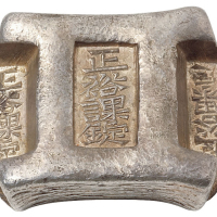 云南“正裕课锭”三戳大型牌坊银锭一枚，重量：229.2克，原色银光，通体无伤，收藏级最佳品相