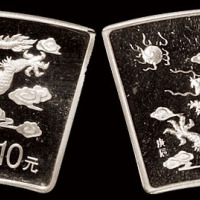2000年中国庚辰龙年扇形纪念银币二枚，普制，均为面值10元，成色99.9%，重量1盎司，发行量6600枚，均附原盒及证书