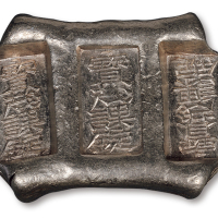 清代云南“宝荗课锭”三戳五两牌坊锭一枚，重量：165.3克， 此品种少见，极美品