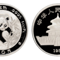 1988年熊猫铂金纪念币一枚，精制，面值100元，重量1盎司，成色99.95%，发行量2000枚，附原盒及证书