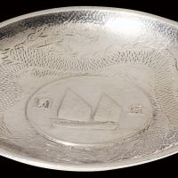 民国时期镶“二十二年船洋壹圆银币”刻龙纹银盘一只，直径：91毫米，做工精美，保存完好