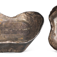 清代山东“光绪年月 掖县 匠张述曾”五十两银锭一枚，重量：1889.9克，掖县于1988年改为莱州市，掖县地名大宝存世少见，此枚原色原味，包浆均匀，品相完美