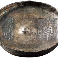 清代四川光绪“六年宜宾县 匠义诚亨”十两圆锭一枚，重量：372.4克，五彩包浆，品相颇佳