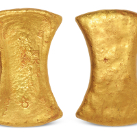 南宋“石元郎 十分金”十两金铤一枚，重量：387.5克，铤面另打葫芦印记，保存完好，罕见