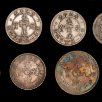 1898年吉林省造光绪元宝无纪年库平一钱四分四厘银币三枚；1904年甲辰一钱四分四厘、1905年乙巳一钱四分四厘、1906年丙午三分六厘、1908年戊申吉林中心“2”一钱四分四厘银币各一枚（无图）