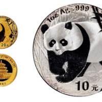2002年熊猫纪念币全套二枚，金币面值20元，重量1/20盎司，银币面值10元，重量1盎司，成色均为99.9%，装帧精美