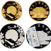 1993年孔雀开屏1盎司金币、银币各一枚，直径分别为：32毫米、40毫米，成色均为：99.9%，面值分别为：100元、10元，发行量分别为：1200枚和7000枚，二枚钱币均有少许氧化痕迹，皆附证书