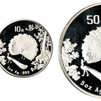 1993年孔雀开屏一盎司金、银币各一枚；五盎司银币一枚，直径分别为：32毫米、40毫米、70毫米，成色均为：99.9%，面值分别为：100元、10元、50元，发行量分别为：1200枚、7000枚和88