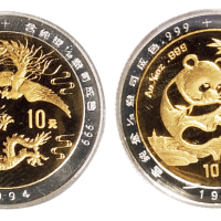 1994年龙凤1/10盎司、熊猫1/10盎司精铸双金属纪念币各一枚，成色99.9％，面值10元，分别含纯金1/10盎司、纯银1/28盎司，铸造发行量分别为2500枚、3000枚，均为造币厂原封，均附证