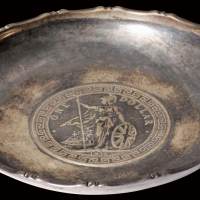 民国时期镶“站人”银币竹节边银盘一只，直径：80毫米，五彩包浆，品相极美