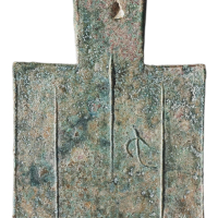 战国时期“七”字平肩弧足空首布一枚，高：99毫米，右下脚小修，极美品