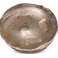 清代浙江“弍年 永嘉 顺昌”三戳五两圆锭一枚，重量：178.6克，带年份浙江圆锭较为少见，底部有验银槽，极美品
